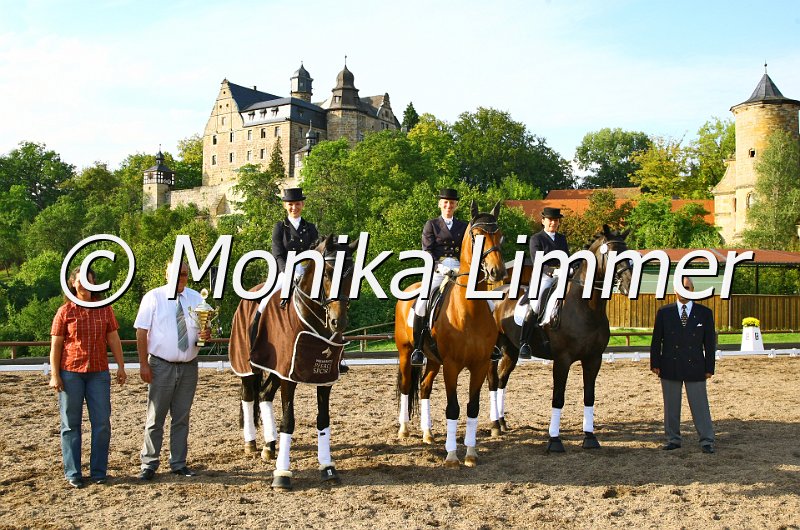 109L7205_Platzierung_Intermediaire I_DressS_.jpg - Siegerehrung der Dressurprüfung der Schweren Klasse** Intermediaire I am 11.09.11 von links Stallbesitzerin Sabine Weich, Bürgermeister Adam, Siegerin Katrin Härlein mit Don Vito, Jessica Haag mit Enrico, Maria Putz mit Rainsborough, Richter Michael Putz. Foto Monika Limmer